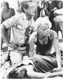 Roy Scheider (kneeling) and Lorraine Gary in Jaws